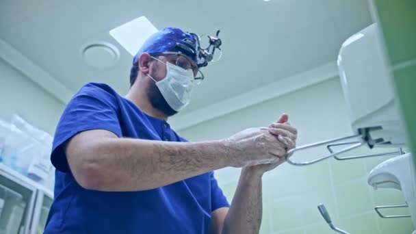 Il chirurgo si occupa delle mani prima dell'intervento — Video Stock