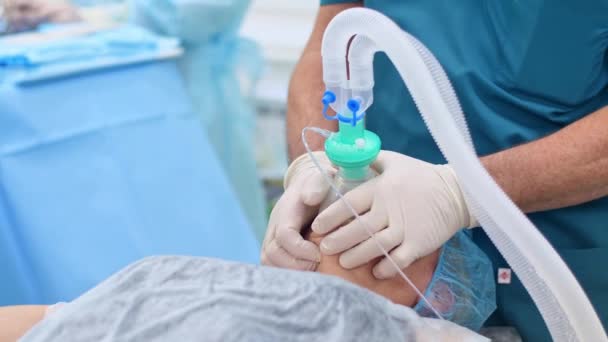 Introductie van een patiënt aan anesthesie voor de operatie — Stockvideo