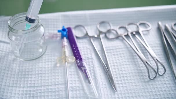 Instrumentos médicos cirúrgicos na mesa — Vídeo de Stock