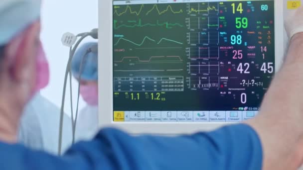 ऑपरेटिंग रूममध्ये सर्जिकल अॅनेस्थेसिया मशीन जीवन आणि नाडीचे निर्देशक दर्शविते — स्टॉक व्हिडिओ