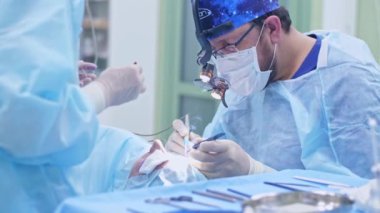 Cerrah cerrahi bir operasyon yapar.