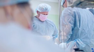 Cerrah cerrahi bir operasyon yapar.