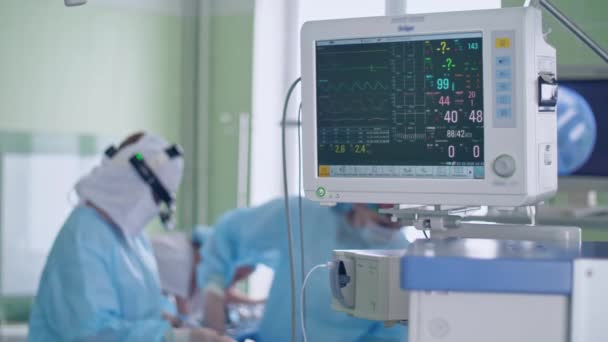 Maszyna do znieczulenia chirurgicznego na sali operacyjnej pokazuje wskaźniki życia i tętna — Wideo stockowe