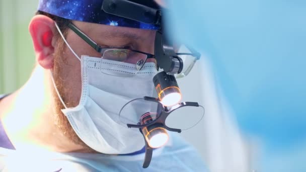 Il chirurgo esegue un'operazione chirurgica — Video Stock