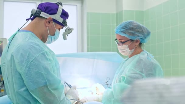 O cirurgião realiza uma operação cirúrgica — Vídeo de Stock