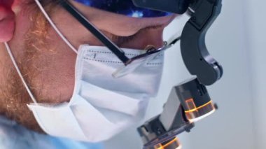 Cerrah cerrahi bir operasyon yapar.