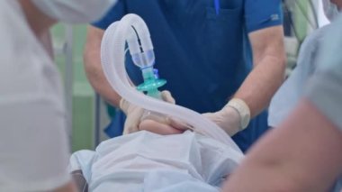 Ameliyattan önce bir hastayı anesteziyle tanıştırmak.