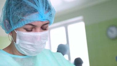 Cerrah asistanı ameliyat için aletleri hazırlar