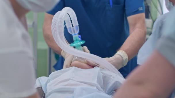 Εισαγωγή ενός ασθενούς στην αναισθησία πριν από τη χειρουργική επέμβαση — Αρχείο Βίντεο