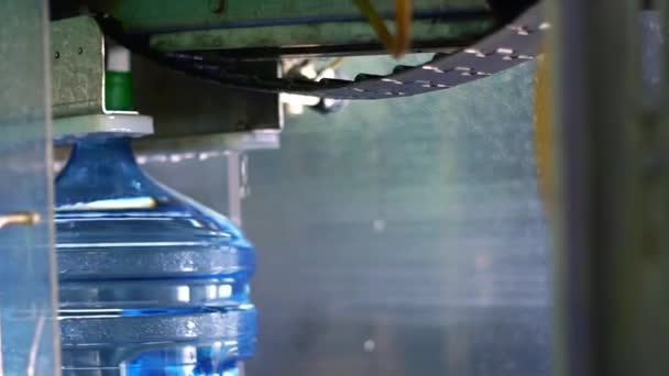 Waterproductielijn transportband slow motion — Stockvideo