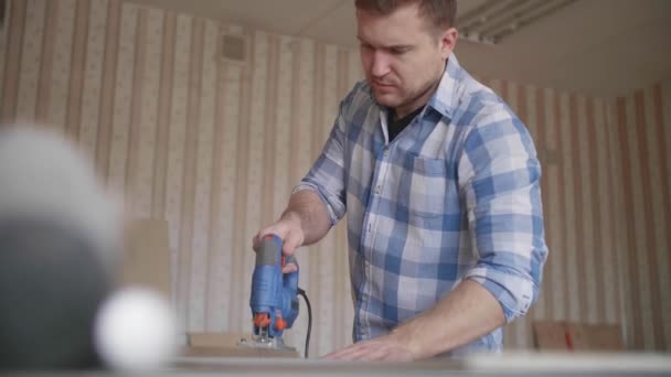 Carpinteiro usa uma máquina de moagem para alinhar — Vídeo de Stock