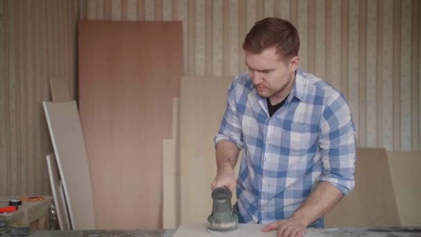 Carpinteiro usa uma máquina de moagem para alinhar — Vídeo de Stock