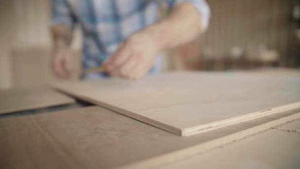 Tukang kayu menggunakan roulette untuk mengukur pekerjaan — Stok Video