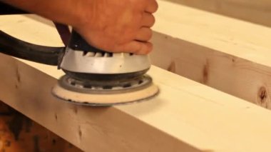 Üretim salonunda ahşap işçiliği