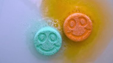 Banyo tuzu bibloları suda kabarcıklar