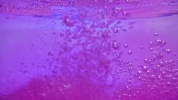 Koupelová sůl padá do akvária. zpomalení — Stock video