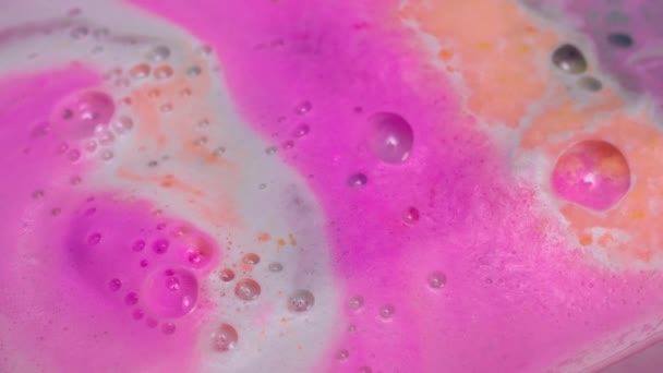 水の中の風呂用の明るい泡 — ストック動画