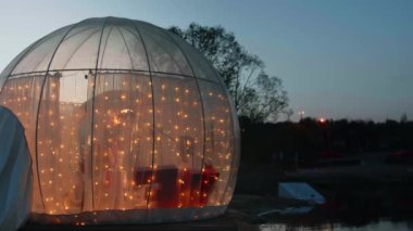 Geceleri ışık saçan randevular için kubbe
