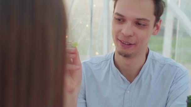 Giovane coppia innamorata in un appuntamento romantico — Video Stock