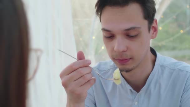 Un ragazzo mangia l'ananas — Video Stock