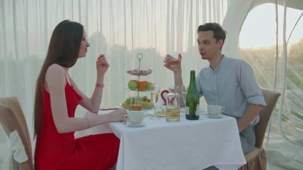 Unga par förälskade på en romantisk dejt — Stockvideo
