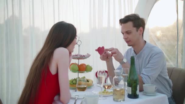 Молодая пара влюблена на романтическом свидании — стоковое видео