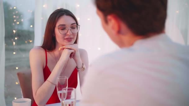 Jovem casal apaixonado em um encontro romântico — Vídeo de Stock