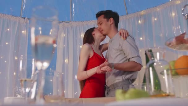 Молодая пара влюбленных танцует на свидании — стоковое видео