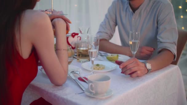 Giovane coppia scoprire una relazione su un appuntamento — Video Stock