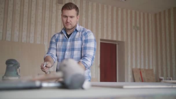 Carpenter paints products with protective paint — Stock Video
