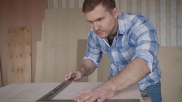 Carpenter fait des marques au crayon sur le blanc à l'aide d'une règle — Video