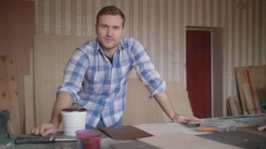 İş yerinin arkasında genç bir marangozun portresi