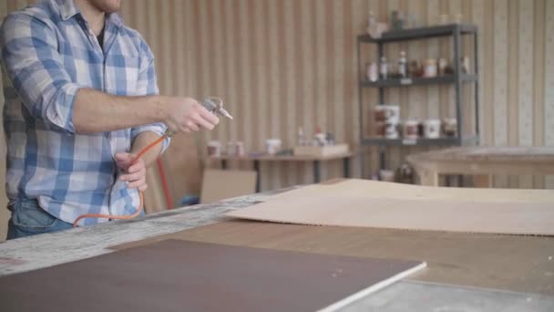 Carpinteiro pinta produtos com tinta protetora — Vídeo de Stock