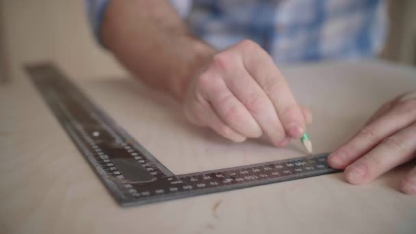 Carpenter fait des marques au crayon sur le blanc à l'aide d'une règle — Video