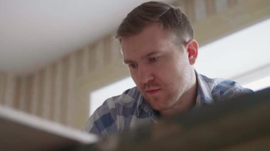 Marangoz bir cetvelin yardımıyla kurusıkı kalem işaretleri yapar.