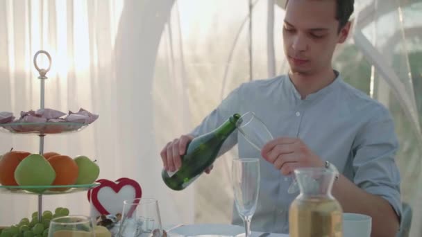 Pareja joven celebra aniversario con champán — Vídeos de Stock