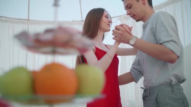Unga par som älskar att dansa på en dejt — Stockvideo