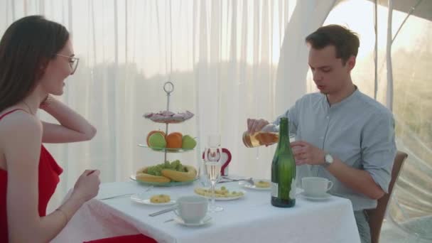 年轻夫妇用香槟庆祝结婚周年纪念日 — 图库视频影像
