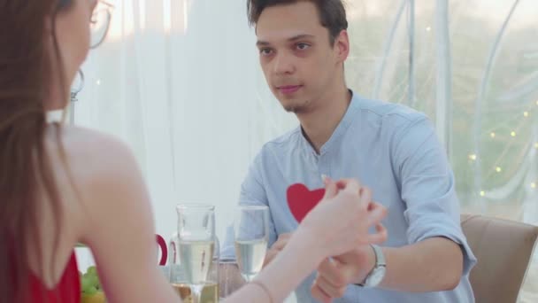 Pareja joven enamorada en una cita romántica — Vídeo de stock