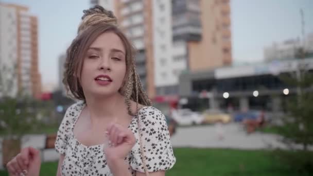 Menina feliz com dreadlocks dançando na rua — Vídeo de Stock