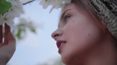 Rastalı şirin bir kız ağaçta yapraklarla poz veriyor.