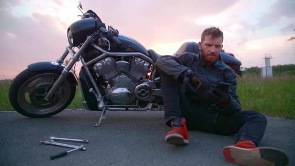 Motocyklista na poboczu drogi z zepsutym śmigłowcem wzywa do wsparcia — Wideo stockowe