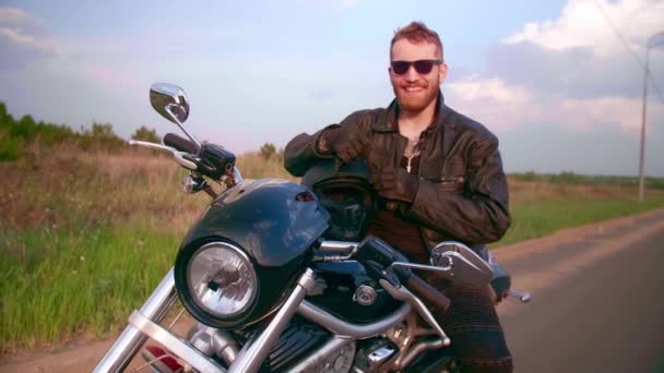 Portret van een motorrijder op een motorheli met zonnebril — Stockvideo