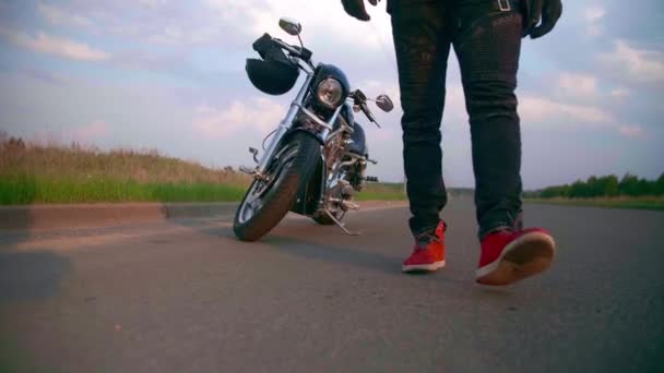 Motocycliste marche sur la route de son hélicoptère de moto — Video