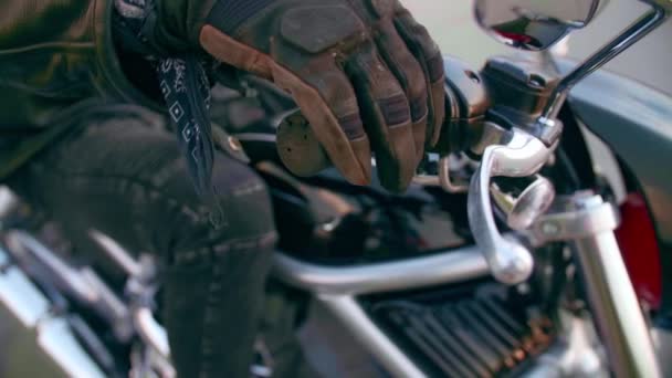 Manos del motociclista en el primer plano del volante. — Vídeos de Stock