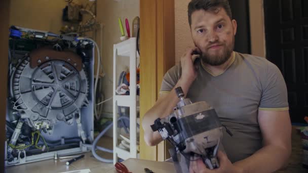 中年男人厌倦了自己修理家里的洗衣机 — 图库视频影像