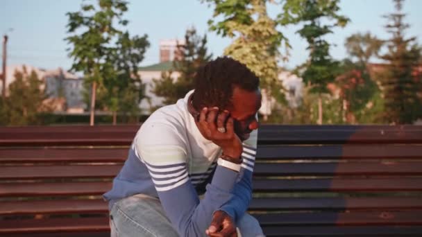 Schwarzer junger Mann hört Musik mit Kopfhörern — Stockvideo