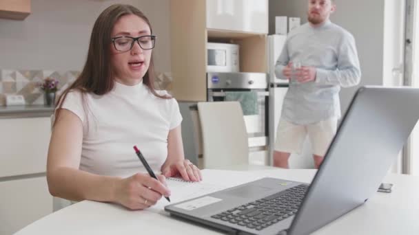 Pareja caucásica adulta en casa en el trabajo inteligente y la actividad de trabajo remoto sentado en el escritorio en la oficina de la habitación disfrutar juntos la colaboración y el uso de dos computadoras portátiles gente de negocios moderna Vídeos De Stock Sin Royalties Gratis