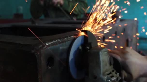 Verwerking van metalen grinder met sparks — Stockvideo