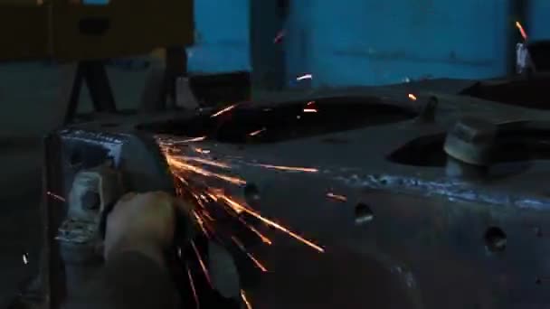 Bearbeitung von Metallschleifern mit Funken — Stockvideo